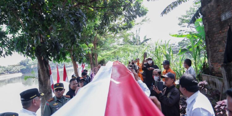 Ribuan Meter Bendera Terbentang, Benyamin Apresiasi Pondok Aren Berkibar
