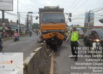 Akibat Mengantuk, Satlantas Polresta Tangerang Evakuasi Mobil yang Alami Kecelakaan Tunggal