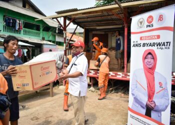 Anis Byarwati Berikan Bantuan Peralatan Rumah Tangga untuk Korban Kebakaran Pulo Kambing Jaktim