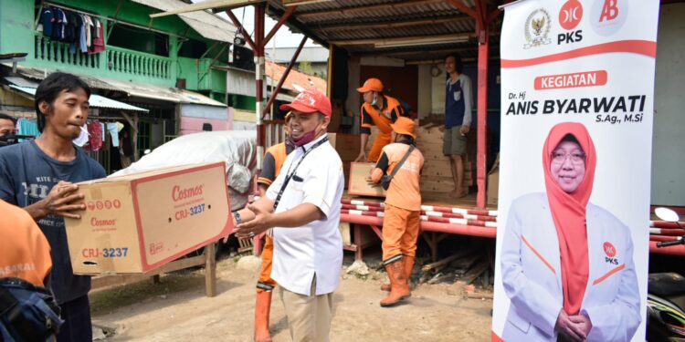Anis Byarwati Berikan Bantuan Peralatan Rumah Tangga untuk Korban Kebakaran Pulo Kambing Jaktim