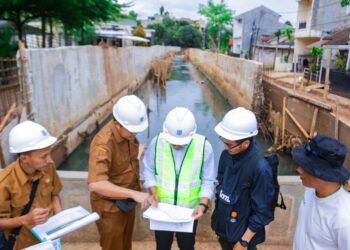 Percepat Pengendalian Banjir, Pilar Tinjau Pembangunan Turap di Puri Bintaro Indah