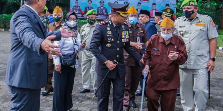 Peringati Hari Pahlawan, Pemkot Tangsel Gelar Upacara dan Tabur Bunga di TMP Seribu