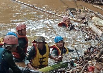 Mitigasi Bencana, Pemkot Bersama Tim Gabungan Kebencanaan Lakukan Giat Bersih Sungai