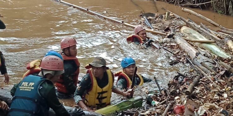 Mitigasi Bencana, Pemkot Bersama Tim Gabungan Kebencanaan Lakukan Giat Bersih Sungai