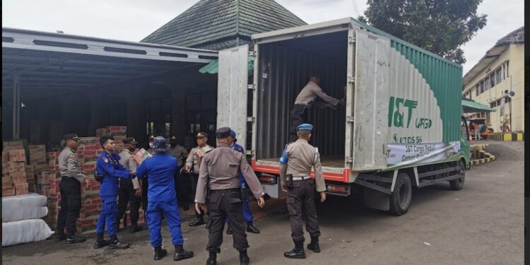 Armada J&T Cargo Bandung Salurkan Bantuan Korban Gempa Cianjur