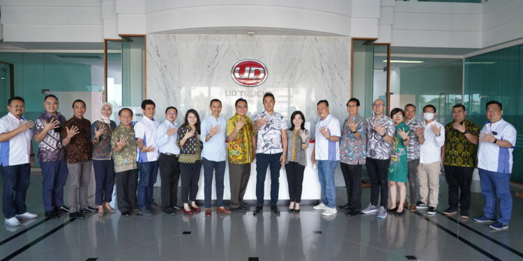 UD Trucks Tutup Tahun 2022 dengan Serah Terima 32 Unit Quester Euro 5