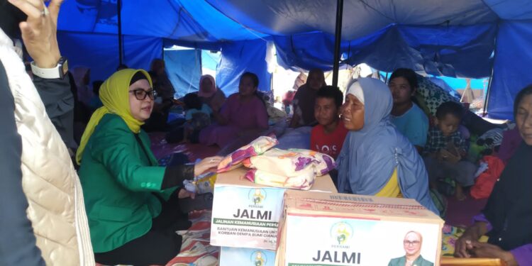 Kunjungi Langsung Korban Gempa Cianjur, Putri Wapres ‘Azizah’ Salurkan Bantuan pada Kelompok Rentan