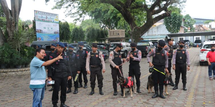Pastikan Perayaan Natal Aman, Satbrimob Polda Banten Lakukan Sterilisasi Gereja