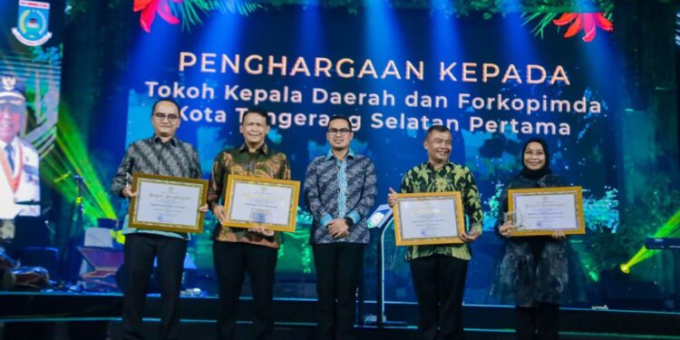 Malam Inaugurasi HUT ke-14 Tangsel, Pemkot Berikan Penghargaan ke Sejumlah Tokoh