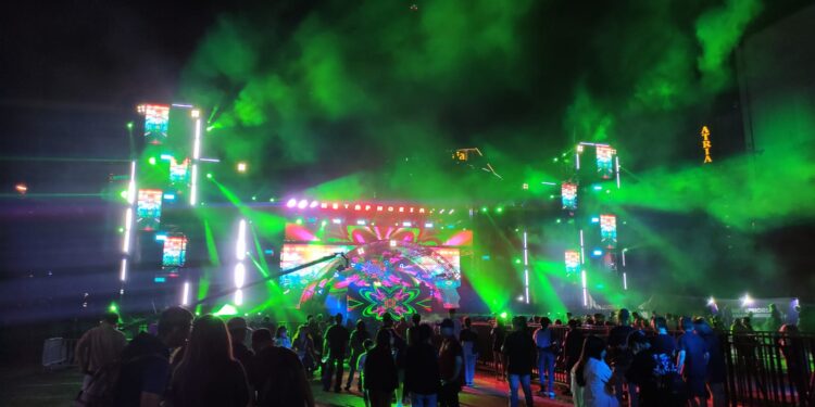 Ribuan Pengunjung Nantikan Malam Pergantian Tahun di Summarecon Mall Serpong