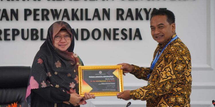 Terima Audiensi Pengurus IROPIN, Anis Apresiasi Baksos 50.000 Kacamata