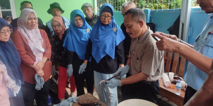 Emak-emak Antusias Ikuti Pelatihan Olahan Lele dari IKPP Tangerang