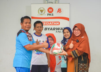 Salurkan Bantuan di Dapil, Anis Berikan Drone dan Bola Volly Untuk Masyarakat Jakarta Timur