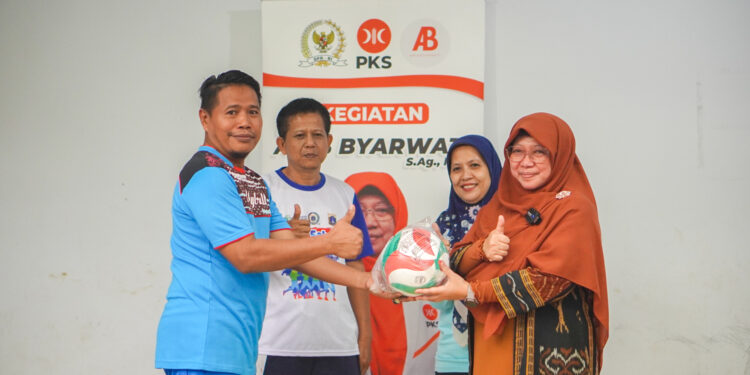 Salurkan Bantuan di Dapil, Anis Berikan Drone dan Bola Volly Untuk Masyarakat Jakarta Timur