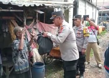 Polsek Cikbar Salurkan Sembako dari Kapolri di Kampung Bojong Koneng