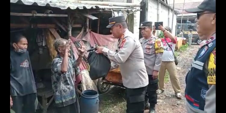 Polsek Cikbar Salurkan Sembako dari Kapolri di Kampung Bojong Koneng