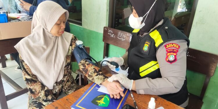 Bakti Kesehatan Sesi Dokkes Polres Tangsel Di Wilayah Cisauk