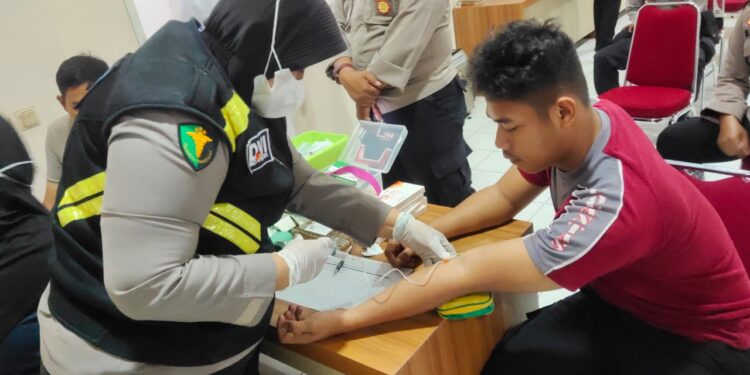 Jelang Ramadhan, Seksi Dokkes Beri Suntik Vitamin C ke Personil Polsek Kelapa Dua dan Tahanan