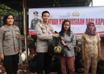 Polres Tangsel Bagikan 500 Paket Bansos Kapolri