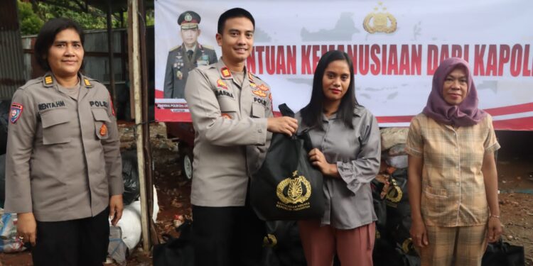 Polres Tangsel Bagikan 500 Paket Bansos Kapolri