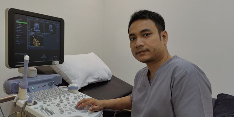 Pentingkah Prenatal Yoga untuk Ibu Hamil? Simak Penjelasan Dokter Spesialis Kandungan Klinik KMNC