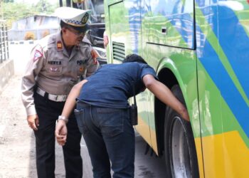 Jelang Arus Mudik, Sat Lantas Polres Tangsel Dampingi “Ram Check” Kendaran di Terminal Bus Pondok Cabe.