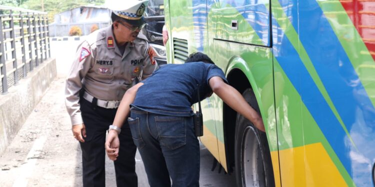 Jelang Arus Mudik, Sat Lantas Polres Tangsel Dampingi “Ram Check” Kendaran di Terminal Bus Pondok Cabe.