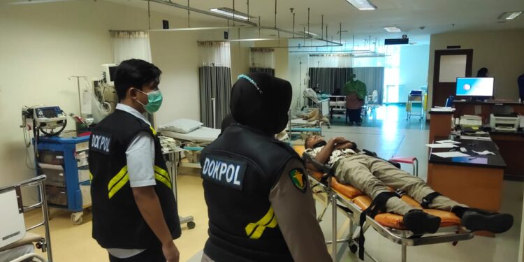 Sigap, Dokkes Polres Tangsel Tangani Warga Yang Sakit Saat Urus SKCK