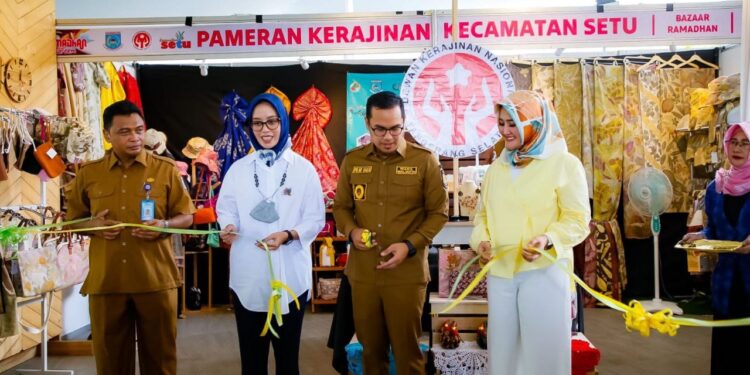 Dukung Produk Lokal, Pilar Saga Ichsan Buka Ajang Pameran Kerajinan