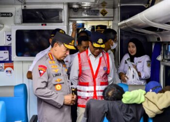 Tinjau Stasiun Senen, Kapolri Anjurkan Warga yang Mudik Gunakan Kereta Api karena Lebih Aman