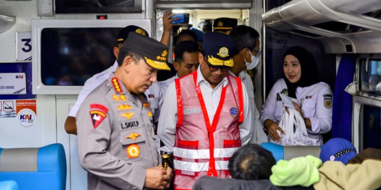Tinjau Stasiun Senen, Kapolri Anjurkan Warga yang Mudik Gunakan Kereta Api karena Lebih Aman