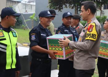 Kapolres Tangsel Dampingi Dir Tahti PMJ Menyerahkan Paket Sembako Kapolda Metro Jaya Ke Petugas Keamanan Puspita Loka