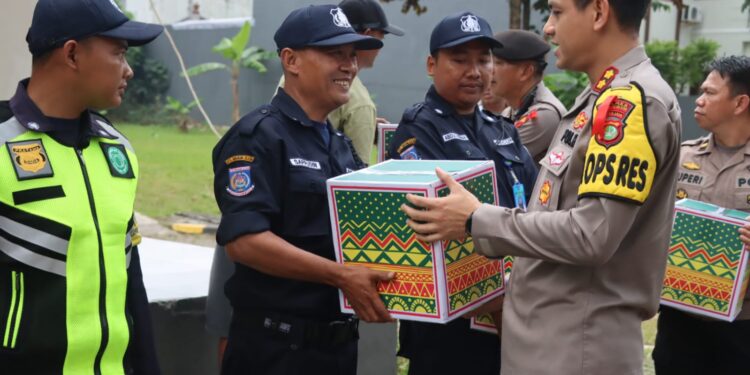 Kapolres Tangsel Dampingi Dir Tahti PMJ Menyerahkan Paket Sembako Kapolda Metro Jaya Ke Petugas Keamanan Puspita Loka