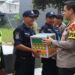 Kapolres Tangsel Dampingi Dir Tahti PMJ Menyerahkan Paket Sembako Kapolda Metro Jaya Ke Petugas Keamanan Puspita Loka