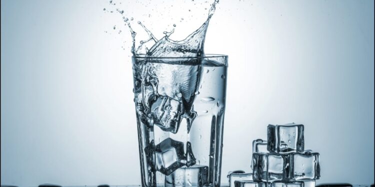 Sering Minum Air Dingin kala Cuaca Panas Melanda. Apakah Aman Bagi Kesehatan?