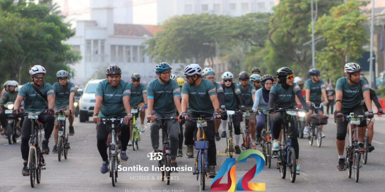 Menuju 42 Tahun Menghiasi Pariwisata Indonesia, Santika Indonesia Gelar Sepedaan Santai di Surabaya