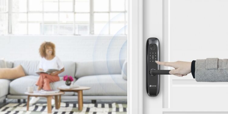 Tingkatkan Keamanan Secara Maksimal Hunian Anda dengan Integrasi Smart Lock EZVIZ L2S & Kamera Wi-Fi Outdoor EZVIZ H8c