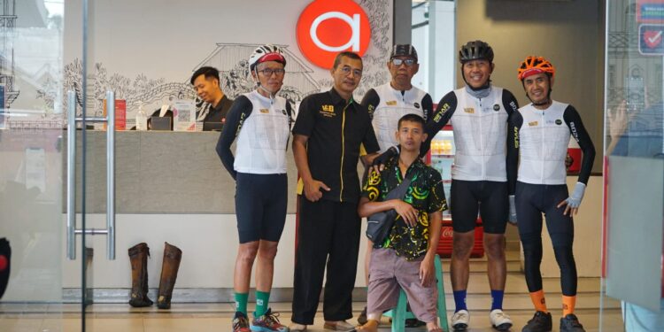 Kolaborasi dengan Konunitas Sepeda, Santika Indonesia Lakukan Charity 1000 Kaki Palsu