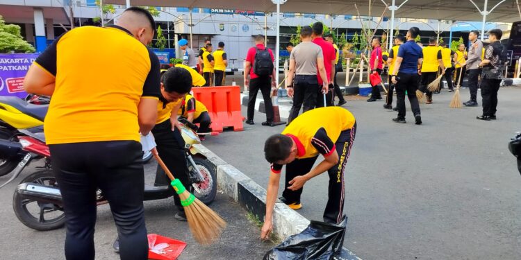 Sambut Hari Bhayangkara ke-77 Tahun 2023, Polda Metro Jaya Bersih-bersih di Lingkungan Kerja