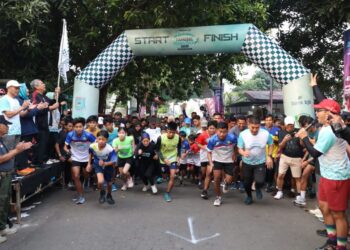 Benyamin Lepas Peserta Road To Tangsel Marathon di Ciputat Timur