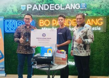 BRI Cabang Pandeglang Salurkan Tabungan Pendidikan untuk Derlin yang Jualan Sambil Sekolah hingga Viral di Tiktok