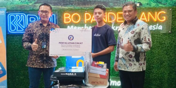 BRI Cabang Pandeglang Salurkan Tabungan Pendidikan untuk Derlin yang Jualan Sambil Sekolah hingga Viral di Tiktok