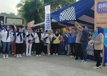 Ratusan Orang Antusias Ikut Jalan Sehat Simpedes BRI