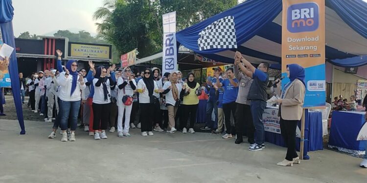 Ratusan Orang Antusias Ikut Jalan Sehat Simpedes BRI