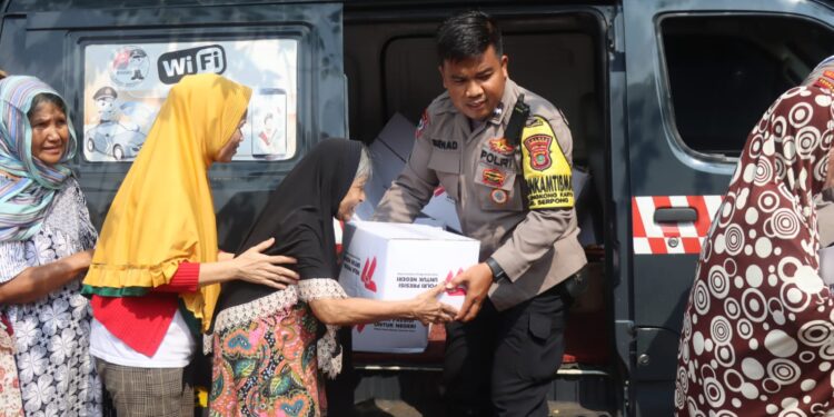 Bulan Bhakti Polri, Polres Tangsel Distribusikan 222 Paket Sembako di Wilayah Serpong
