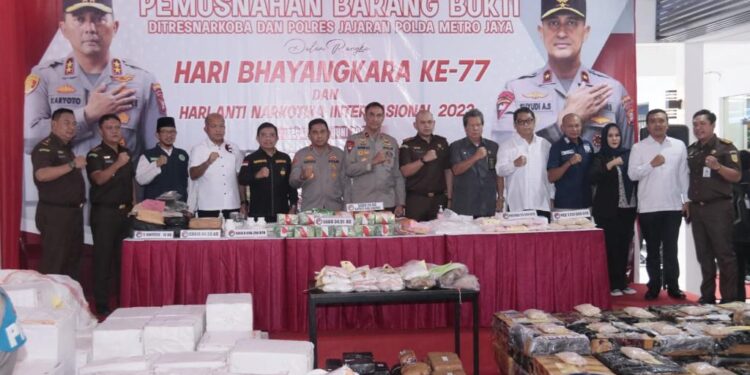 Sambut HUT Bhayangkara Ke-77, Polda Metro Musnahkan Barang Bukti Narkoba