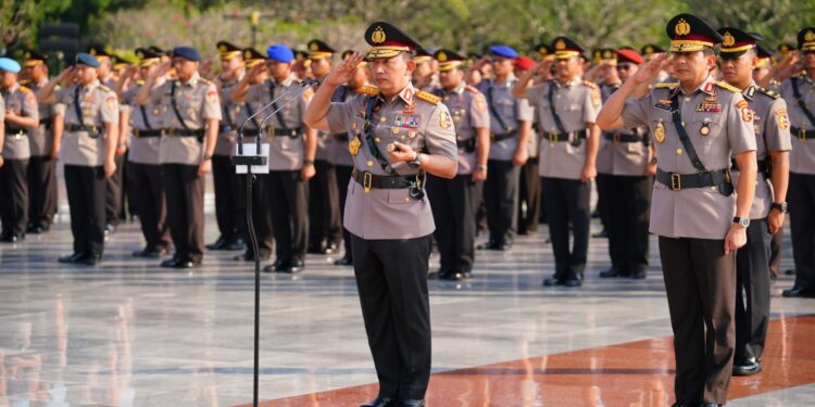 Jelang HUT ke-77 Bhayangkara, Kapolri dan Jajaran Ziarah ke TMP Kalibata