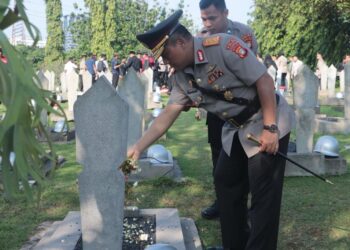 Jelang Hari Bhayangkara ke-77, Kapolda Metro jaya Dampingi Kapolri Ziarah dan Tabur Bunga di TMP Kalibata
