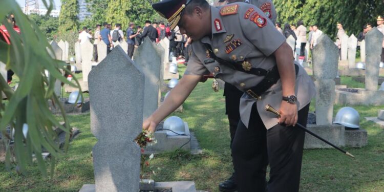 Jelang Hari Bhayangkara ke-77, Kapolda Metro jaya Dampingi Kapolri Ziarah dan Tabur Bunga di TMP Kalibata