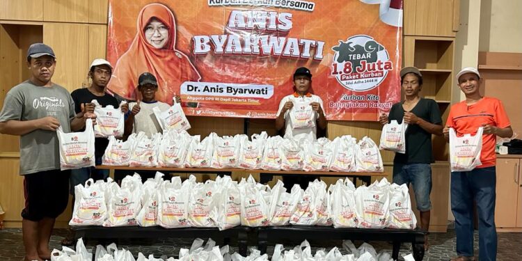 Tebar Hewan Qurban di Dapil, Anis Ajak Masyarakat Untuk Peduli dan Berbagi